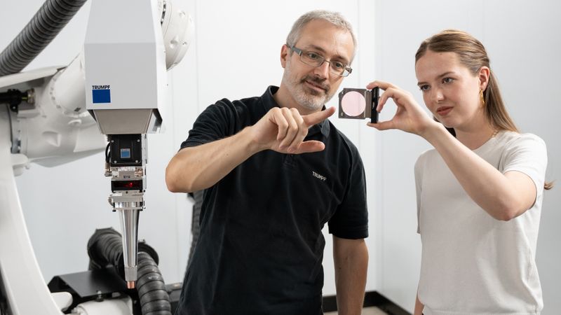 Mit der TruLaser Weld 3000 hat Trumpf eine kompakte Roboter-Laserschweißzelle entwickelt, die sich durch KI deutlich schneller programmieren lässt. (Bild:  Trumpf)