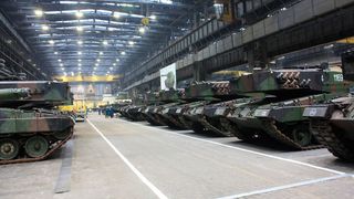 Sieht so die Zukunft aus? Wie vor Kurzem bekannt wurde, scheint sich der Rüstungskonzern Rheinmetall durchaus für eine Kooperation mit Blick auf den VW-Standort Osnabrück zu interessieren. Chefs von Rheinmetall, MAN und VW kamen deshalb zusammen ... (Bild: Rheinmetall)