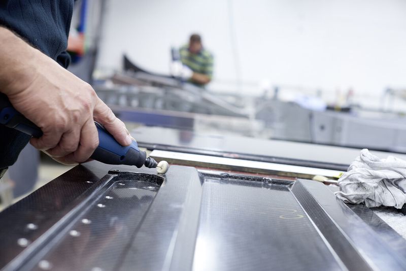 Im Bereich Assembly erfolgen unterschiedliche Nachbearbeitungsschritte oder auch Reparaturen von Carbon-Bauteilen. (Bild: DMG Mori)