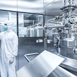 Durch die enge Zusammenarbeit der Technologiepartner entstand auf Basis des sich weiterentwickelnden Standards eine robuste, GMP-konforme Automatisierungsarchitektur.(Bild:  ZETA)