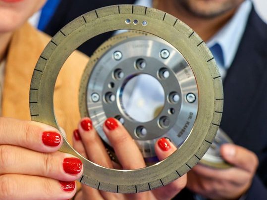 Die Grindinghub 2026 offenbarte in Stuttgart die aktuellen Trends in der Schleiftechnik. Wie der Veranstalter VDW registriert hat, blickt man auf ganzheitliche Optimierungsstrategien. Dr. Kaiser etwa präsentierte dieses modulare Abrichtsystem mit auswechselbarem Belag. Das war aber nicht alles ...(Bild:  VDW / U. Regenscheit)