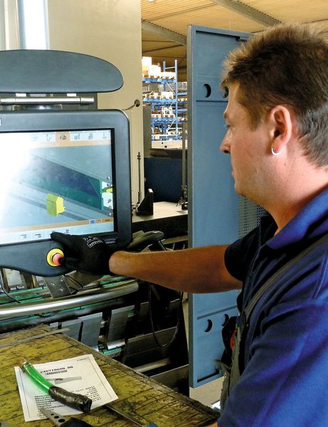 Die vollhydraulische CNC-Gesenkbiegepresse PPEB-EFL 320/4000-3150 von LVD ist mit der benutzerfreundlichen Cadman-Touch-Steuerung ausgestattet. Diese macht es dem Bediener leicht, auch was die Programmierung angeht. (Bild: Kuhn)