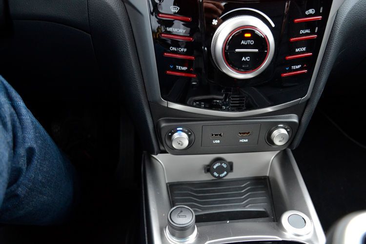 Unter anderem gehört dazu die Belüftung des Fahrersitzes. Heizen lassen sich übrigens nicht nur die beiden vorderen Sitze. (Michel / »kfz-betrieb«)