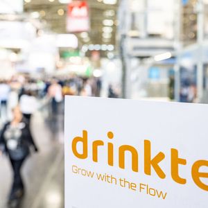 Die Drinktec 2025 lädt vom 15. bis 19. September 2025 die globale Getränke- und Liquid-Food-Industrie nach München ein, um sich über zukunftsweisende Innovationen für aktuelle Herausforderungen auszutauschen. Über 1.000 internationale Aussteller zeigen Lösungen in nachhaltigen Technologien und Datentransparenz. Das „Liquidrome“ in Halle C4 ermöglicht Wissensaustausch und bietet Einblicke in Kreislaufwirtschaft und Gesundheitstrends. Besucher können von der neuen Aussteller- und Produktdatenbank profitieren, die die Messeplanung erleichtert. Besonders die Startup Zone bietet spannende Innovationen in IT und Produktionstechnologie.

Die folgende Bildergalerie bietet schon vorab einen Blick in die Münchner Messehallen: (Bild: © YONTEX GmbH & Co. KG)