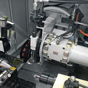 Bei hydrostatischen Spindellagern – hier eine Gewindeschleifspindel im Einsatz – ist die Welle verschleißfrei gelagert.