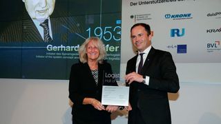 Traute Schäfer, Gesellschafterin von SSI Schäfer und Tochter von Gerhard Schäfer, erhielt die posthum an ihren Vater verliehene Urkunde der „Logistics Hall of Fame“ von Dr. Jochen Köckler, Vorstand der Deutschen Messe. (LHOF)