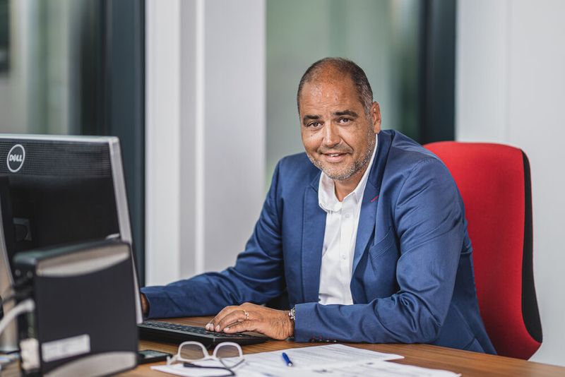 Auf dem Podium: Daniel Schöni, Inhaber schoeni.ch Holding AG. (Bild: Steve Wenger / KMU Swiss AG)