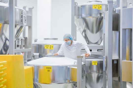 (Zu den Produktschwerpunkten von Lactoprot gehören Molkereieiweißkonzentrate, Mager- und Vollmilchprodukte, Joghurtstabilisatoren sowie Kaseinate. Mit weltweit über 300 Mitarbeitern bedient das Unternehmen Kunden in 87 Ländern. Quelle: Felten)