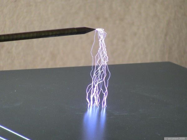 Da der Tresor wie ein Faradayscher Käfig wirkt, konnten Blitze mit 250.000 Volt den Festplatten nichts anhaben. (Archiv: Vogel Business Media)