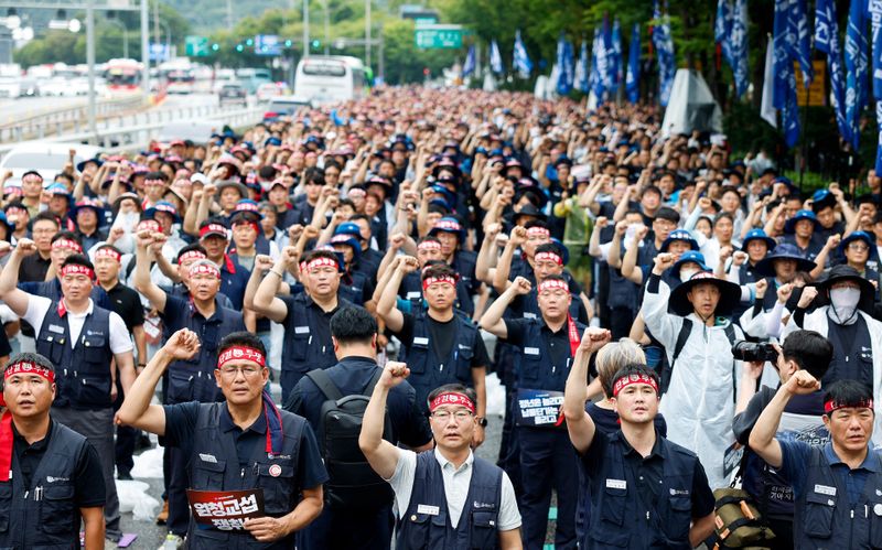 On August 21, a strike by 39,000 employees brought production to a standstill at three Hyundai plants in South Korea.(Image: picture alliance / REUTERS | Kim Soo-hyeon)