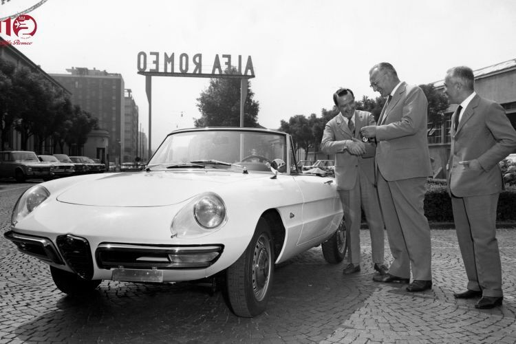 Vor dem einstigen Alfa-Werk Portello in Mailand übergibt Giuseppe Luraghi dem Gewinner des Preisausschreibens um die Namensfindung für den neuen Alfa, Guidobaldo Trionfi, ein Exemplar des Duetto. (Bild: FCA)