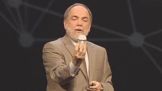 Es geht nicht um die Frage „Sein oder Nichtsein“. Es geht in Joseph Regers Keynote auf dem Fujitsu Forum 2013 darum, wie eine LED-Lampe mit Internetanschluss die Sicherheit herausfordert. (Bild: Fujitsu)