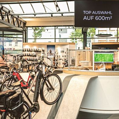 In Kassel am Königstor hatte die Glinicke-Gruppe offensiv auf den E-Bike-Verkauf gesetzt. Jetzt wird der Platz für einen Cupra-Showroom benötigt. (Bild: Glinicke Holding)