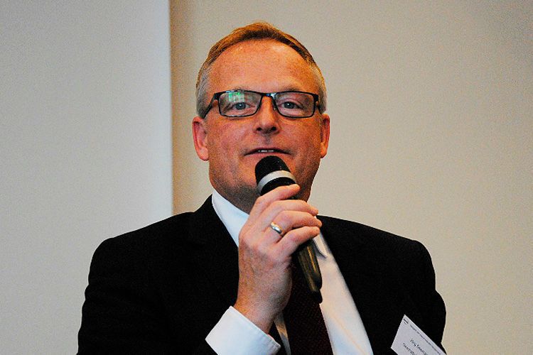 Jörg Seemann, Geschäftsführer Nissan-Händlerverband, moderierte seine erste Mitgliederversammlung. (Foto: Baeuchle)