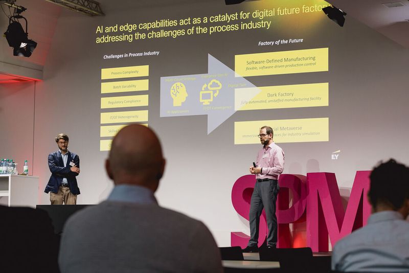 Wie kann die Einführung von KI beschleunigt werden? Dr. Stefan Muthmann (Dell Technologies, links) und Andrej Lehotsky (EY, rechts) erläutern, wie Edge-Computing und KI kombiniert werden, um Prozesse in der Fertigung ohne komplexe IT-Voraussetzungen effizienter zu gestalten. (Bild: Stefan Bausewein)