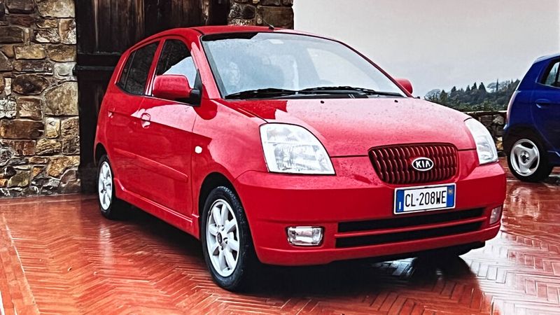 Der Kia Picanto feierte sein Debüt 2004. Er verfügte laut Kia über den größten Innenraum seiner Klasse. In Deutschland war er neben einem Otto- auch mit einem Dieselmotor lieferbar. Die Picanto gewann zahlreiche Vergleichstests gegen seine Konkurrenten. (Bild: Autodrom)
