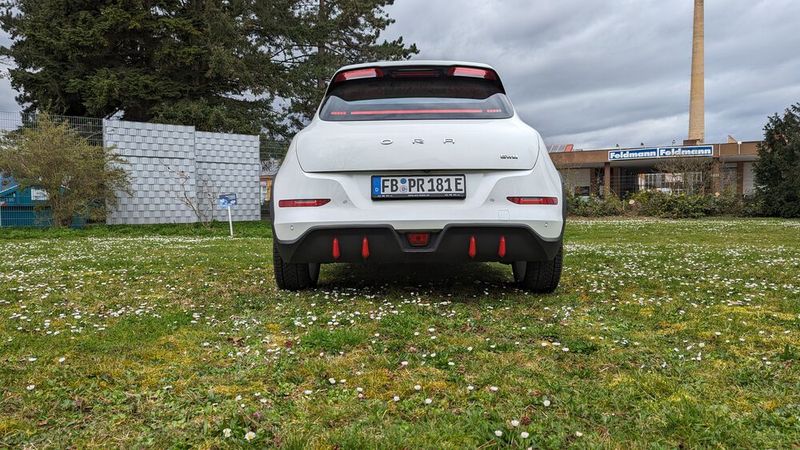 Die Rückleuchten sind in die Heckscheibe integriert, was bei Dunkelheit für ziemliche intensive Lichtspiele im Innenraum sorgt.  (Bild: Rosenow – VCG)