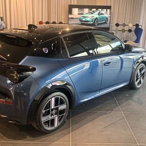 Der Schauraum in Barcelona – die Ausstellungsfahrzeuge sollen zentral in den „italienischen Wohnzimmern“ platziert werden; für die Beratung der Kunden gibt es Lounge-Bereiche.(Bild:  Stellantis)