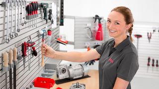 ergonomisch-arbeiten-mit-dem-item-tool-panel-system-item-blog-artikelbild_mm.jpg (item Industrietechnik GmbH)