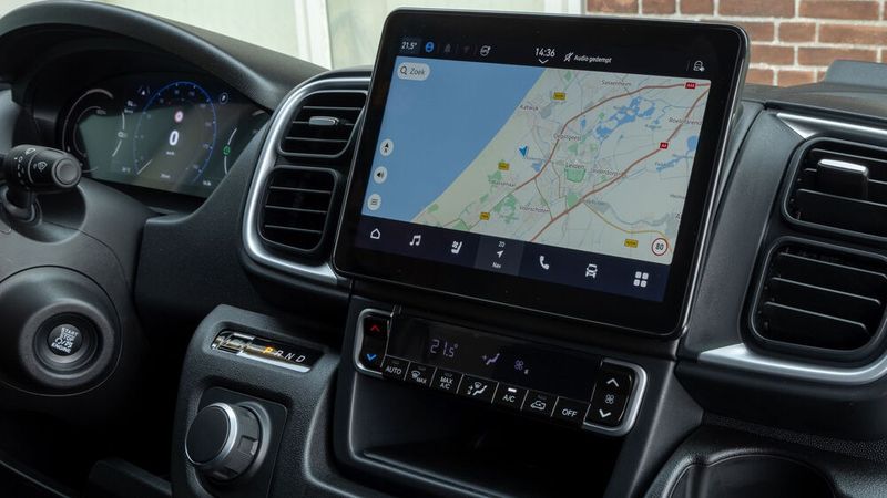 Für die Klimaautomatik bietet der Proace Max eine Bedieneinheit mit physischen Knöpfen. (Bild: Arnau Puig/Toyota)
