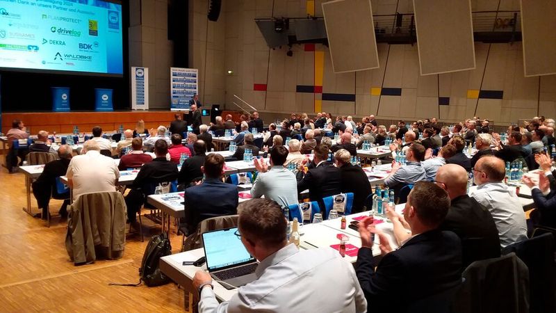 Rund 150 Teilnehmer informierten sich auf der Regionaltagung der Kfz-Innung Region Stuttgart über aktuelle Entwicklungen in der Autobranche und dem Kfz-Gewerbe. (Bild: Kfz-Innung Region Stutgart)