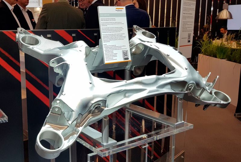 Handtmann hat einen integralen Hinterachsträger aus Aluminium entwickelt, der im Druckguss als einteilige Oberschale aufwändige und kostenintensive Fügetechniken umgeht. Er erreichte den 1. Platz beim Europäischen Druckgusswettbewerb. (Bild: D.Quitter/VCG)