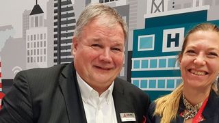 Sichtlich Spaß am Gespräch hatten Achim Apel von ADLink und Julia Moßner von Industry of Things. (Bild: Julia Moßner, VCG)