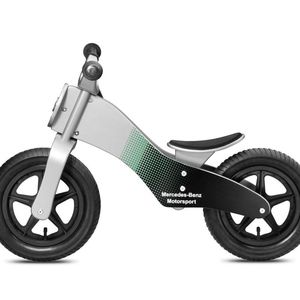 Laufrad MOTORSPORT aus Holz in silberfarben mit petronasgrün-schwarzer Motorsport-Optik, schwarzen 30,5 cm (12 Zoll) Kunststofffelgen mit Gummireifen, 3D-Stern auf der Frontmaske und seitlichem Druck des Schriftzugs "Mercedes-Benz Motorsport". Sitzhöhe 32 -36 cm, geeignet für Kinder ab 3 Jahren. Artikelnummer: B67995141