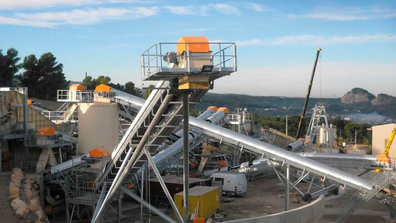 Die schweren Schüttgüter müssen oft über längere Wege und höhere Steigungen bewegt werden.(Bild:  Nord Drivesystems)