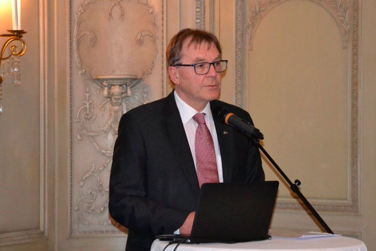 Mazda-Deutschland-Geschäftsführer Josef A. Schmid begrüßte die Gäste und wies in seiner Eröffnungsrede auf die steigende Bedeutung der Kundenloyalisierung und -begeisterung hin. (Foto: Mauritz)