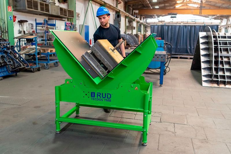 Blick auf den Tecdos TMB von RUD. Er ist für Spritzgießwerkzeuge bis 2,5 Tonnen Gewicht ausgelegt, heißt es. Damit gelingt die Wartung von kleinen und mittelgroßen Werkzeugen und Formen schnell und ergonomisch. (Bild: RUD / R. Hasenmueller)