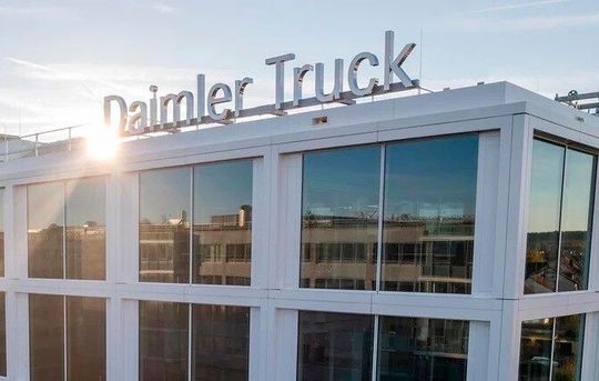 Bei Daimler Truck geht die Sonne wieder auf! Denn die Geschäfte laufen wieder, wie es heißt. Da ergreifen die Nutzfahrzeugspezialisten auch gleich die Chance, um in den USA ein neues Werk auf die Beine zu stellen ...(Bild:  Daimler Truck)
