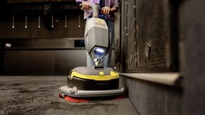 Die aufrecht designte, handgeführte Scheuersaugmaschine ist so wendig wie ein Wischmopp. (Bild: Kärcher)