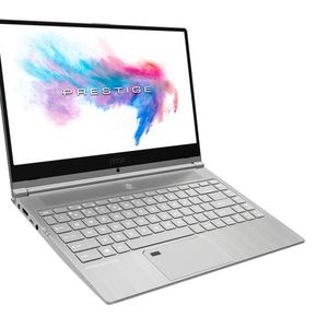 Der Rahmen um das 14-Zoll-IPS-Panel mit Full-HD-Auflösung ist oben und seitlich nur 5,7 mm breit. Die Webcam ist daher unter dem Display eingebaut.