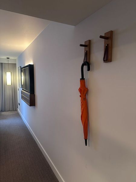 Oh, Oh - wenn ein Regenschirm schon im Hotelzimmer hängt, ist das ein Zeichen?! (Bild: Vogel IT-Medien GmbH)