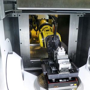 Mit der MILL P 500 U und ihren unendlichen integrierbaren Automationslösungen – zum Beispiel zum direkten Beladen von Paletten auf dem Arbeitstisch per Roboter – lässt sich die Produktivität mehr als verdoppeln. Die Maschine kann auch durch die skalierbare System-3R-Transformer-Automationslösung mit Sechs-Achs-FANUC-Roboter erweitert werden.