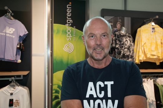 (Joachim Kiegele, Gründer von sportgreen.de, im neuen Flagship Store in Ingelheim. (Bild: sportgreen))