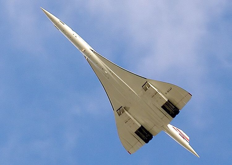 Fliegende Concorde über Bristol von unten (Quelle: Wikimedia Commons)