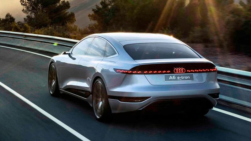 Die Außenhaut zeichnet sich durch einen aerodynamischen Feinschliff aus, der für einen cW-Wert von lediglich 0,22 sorgt.  (Bild: Audi)