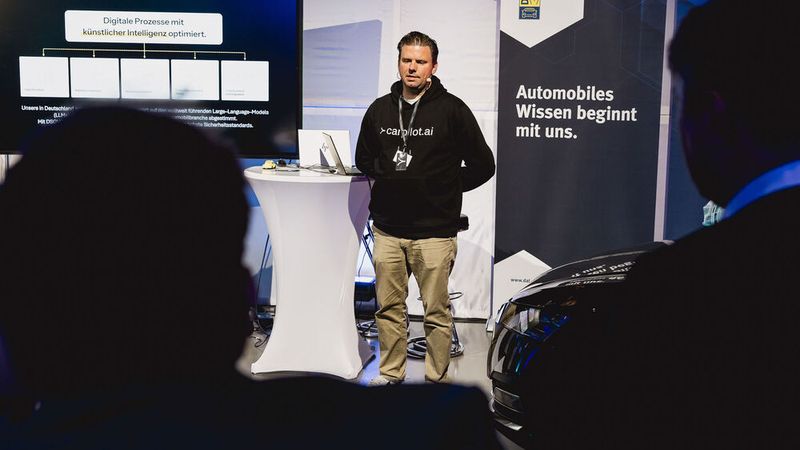 Oliver Mauckner von Hillcrown AI referierte in einer Spotlight-Session über KI als sichere Plug- and-Play-Lösung im Automobilhandel. (Stefan Bausewein)