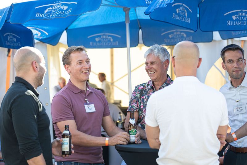 Steckverbinderkongress 2022: Das Get together am 4. Juli 2022 und die Abendveranstaltung am 5. Juli 2022 auf dem Vogel-Campus boten viele Gelegenheiten sich in entspannter Atmosphäre auszutauschen und zu netzwerken. Schon so manches Projekt nahm hier seinen Anfang. (Bild: Elektronikpraxis)
