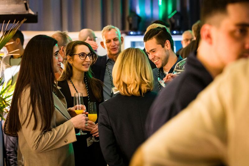 Bei der Abendveranstaltung am Vorabend der Veranstaltung im Maschinenhaus des Bürgerbräus Würzburg kamen bereits zahlreiche Teilnehmer bei gutem Essen und Trinken zusammen. Bereits hier gab es regen Austausch.  (Bild: Stefan Bausewein)