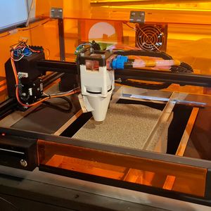 Der Laser strahlt in einen Behälter mit Sand, schmilzt das Material auf und nach dem Erstarren desselben, liegt ein steinartiges Material vor, wie die Gründer von Addisol erklären. Es gibt schon erste Prototypen. Nun arbeiten Florian Fiedler und Tim Drewke am Ersatz des Lasers durch gebündelte Sonnenstrahlung.(Bild:  Addisol / F. Fiedler)