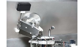 Der Ultraschallsensor PMS reguliert den Volumenstrom von Verschlusskappen.  (Microsonic)