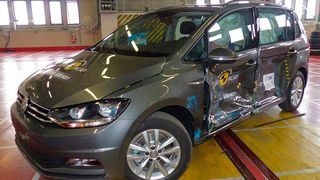... darf sich der VW Touran als Klassenbester 2015 bezeichnen. (Foto: Euro-NCAP)