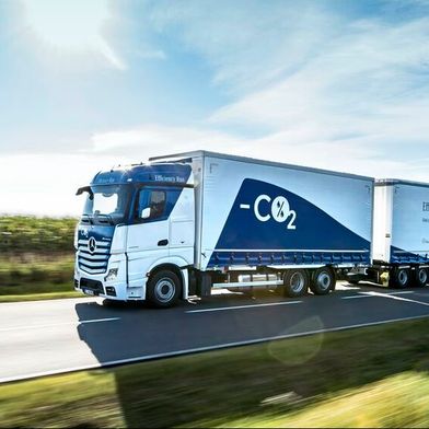 Die Binnenschiffahrt – und damit der Gütertransport zu Wasser – ist durch Niedrigwasser noch immer massiv eingeschränkt. Als Ersatz dürfen Lkw nun auch an Sonn- und Feiertagen fahren. Auch Lang-Lkw kommen mehr und mehr ins Gespräch. Doch da regt sich auch Kritik ... (Bild: Daimler Truck)