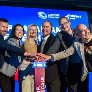 Bayerns Wirtschaftsminister Hubert Aiwanger (Mitte) gab den Startschuss für das „Home of Bavarian Deeptech“ zusammen mit (v.l.) Dominik Gschwendtner (Geschäftsleiter Infraserv Gendorf), Sarah Fleischer (Co-Founder Tozero), Dr. Ksenija Neumann (Co-Founder Tozero), Martin Huber, MdL, und Dr. Christoph von Reden (Vors. Geschäftsleiter Infraserv Gendorf)(Bild:  Tom Bauer)
