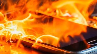 Wenn Lithium-Ionen-Akkus sich entzünden, ist der Brand kaum aufzuhalten. Und weil die Verbraucher ihre mit Akkus betriebenen Geräte sorglos in die Gelbe Tonne oder den Restmüll werfen, wird es für so manche Müllentsorgungsanlage teuer und gefährlich. Ein Pfandsystem muss her! (Bild: Safemobile)