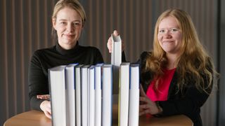 Bei einer Frage braucht man nicht die ganze Bibliothek, es reichen die Bücher mit den passenden Antworten. Ganz ähnlich funktioniert eine der Methoden, mit der die Forscherinnen Sabine Janzen (links) und Hannah Stein (rechts) im Forschungskonsortium des Projekts Escade Künstliche Intelligenz energieeffizienter machen wollen. (Bild: Oliver Dietze)