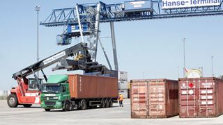 Moderne, satellitengestützte Ortungstechnologien können Umschlagprozesse an Logistikhubs deutlich effizienter gestalten. Als Ergänzung zum Entwicklungslabor im Wissenschaftshafen lassen sich auf der Logistik-Plattform im Magdeburger Hafen die Technologien unter realen Bedingungen untersuchen. (Bild: (Foto: Dirk Mahler/Fraunhofer IFF))